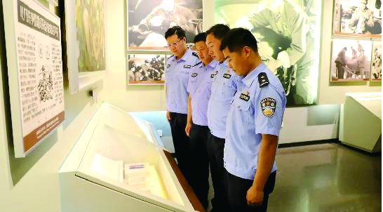 二题图，民警们在抚顺市雷锋纪念馆参观学习。洪菀璘 摄