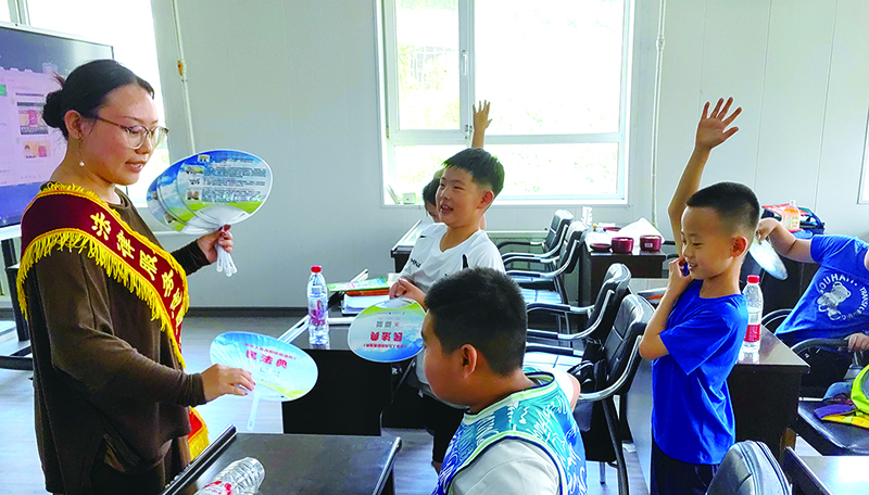 抚顺图，志愿者带领孩子们在轻松快乐的氛围中学法。