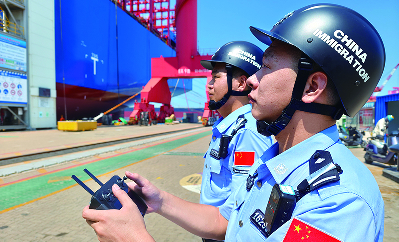 民警操作无人机开展港区空中巡查。