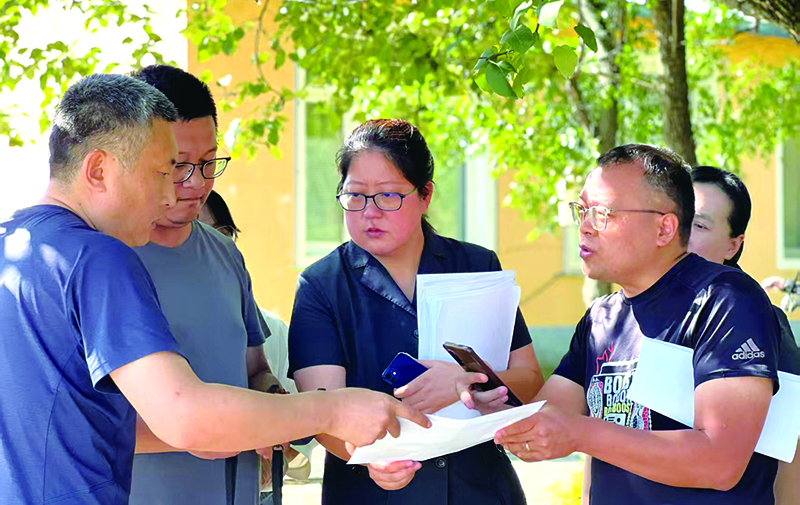 李东颖（中）与行政机关、鉴定单位人员在现场走访中