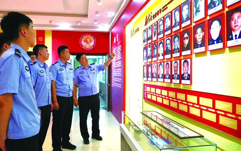 二题图，参观监狱荣誉史馆。（受访单位供图）