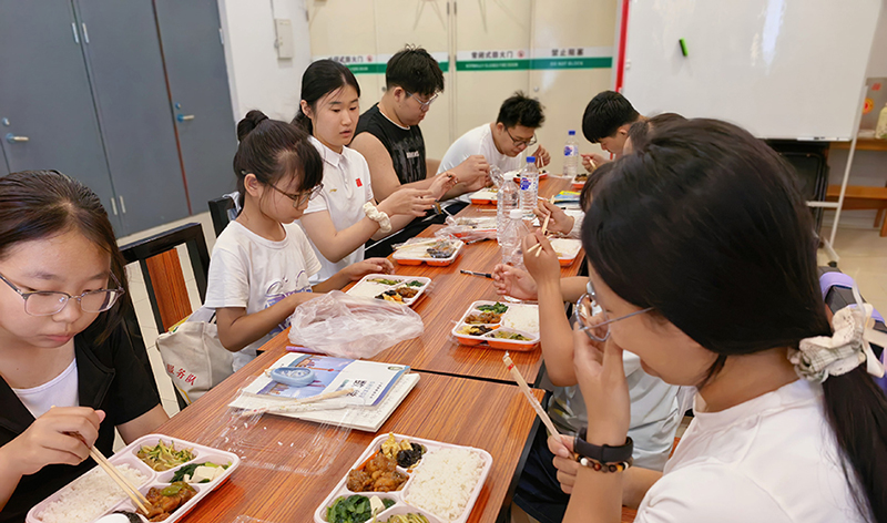 头题图 孩子们正在享用万达广场员工食堂每天为他们准备的爱心午餐