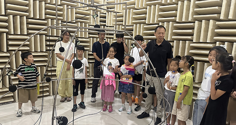 沈阳 噪声监测人员在为小朋友们讲解半消声实验室