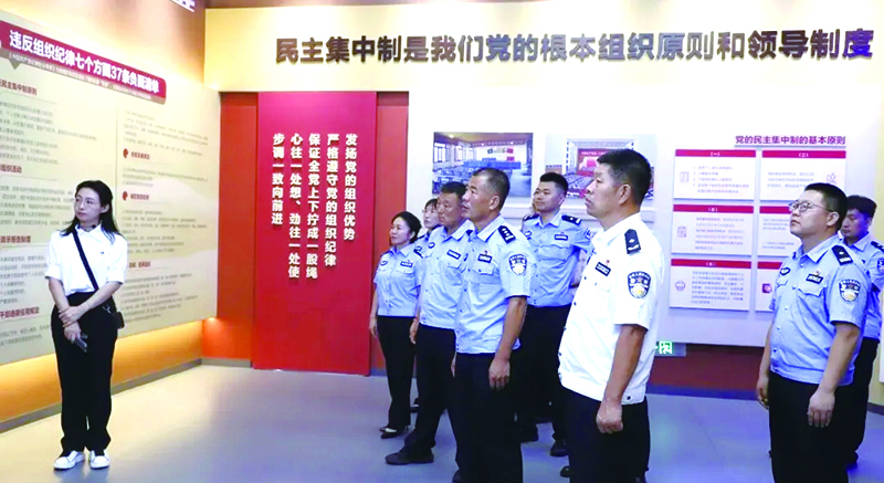 二题图，民警参观阜新反腐倡廉展览馆。巩德彬摄