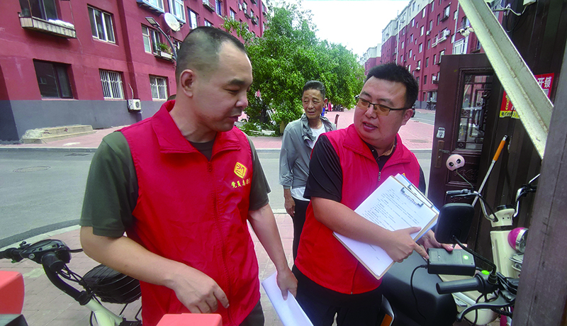 头题图，大格社区新一届“两委”班子成员在青松西路四小区开展飞线充电排查，现场查看新安装充电棚运行状态与充电负荷情况。张连福 摄