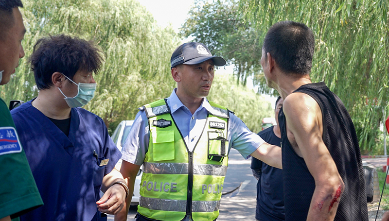 王韧正在安抚交通事故当事人