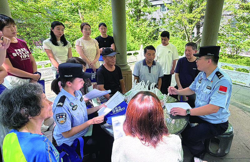 居民在民警的组织下亲身参与剧情演绎。 李鑫 摄
