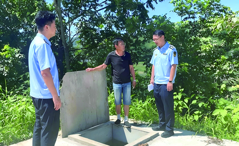 执法人员现场核查危废贮存“三防”措施 受访单位供图