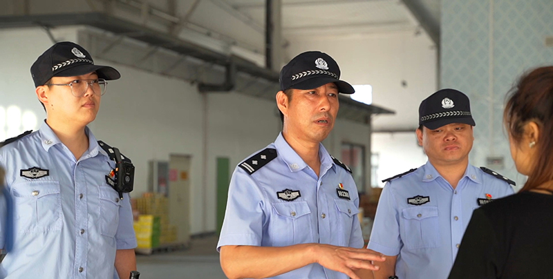 王凤国（左二）和同事进企业开展日常走访工作。