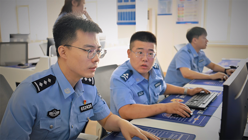 王昊阳（左一）在情指中心大厅做分析研判