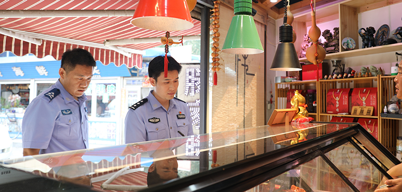 张成林（右一）与同事检查熟食门店证照资质及食材存储卫生状况。李时光 摄