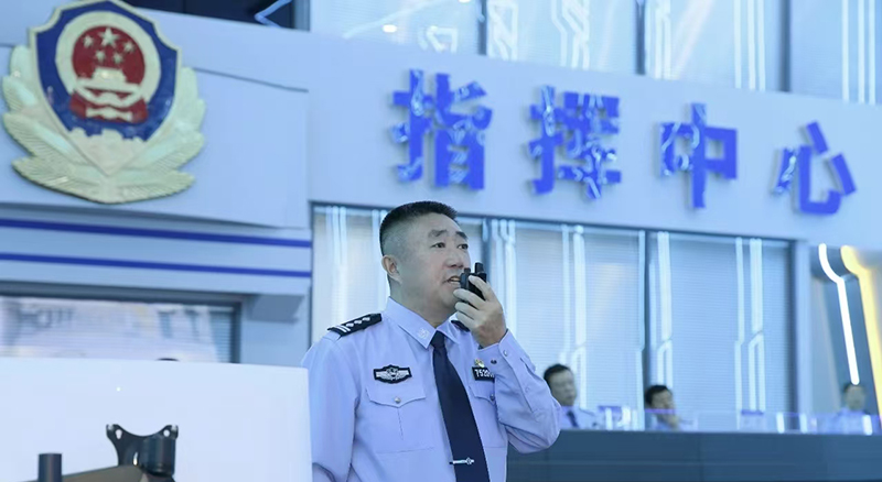 谭计正在指挥一线交警疏散交通堵塞