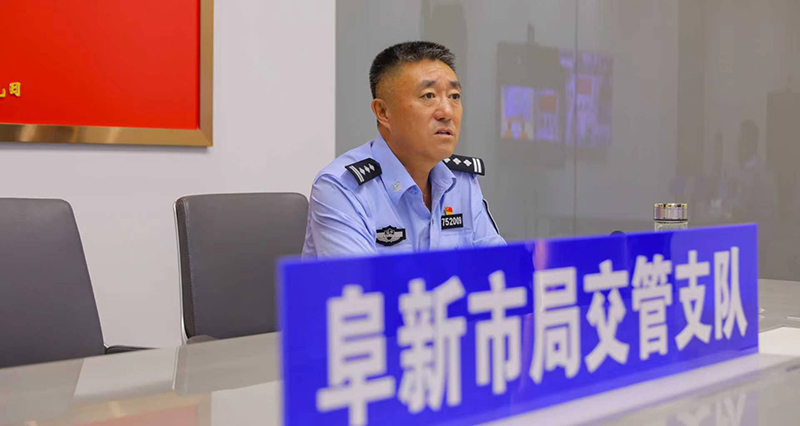 谭计正在紧盯着指挥中心的大屏幕，随时准备下达最新指令
