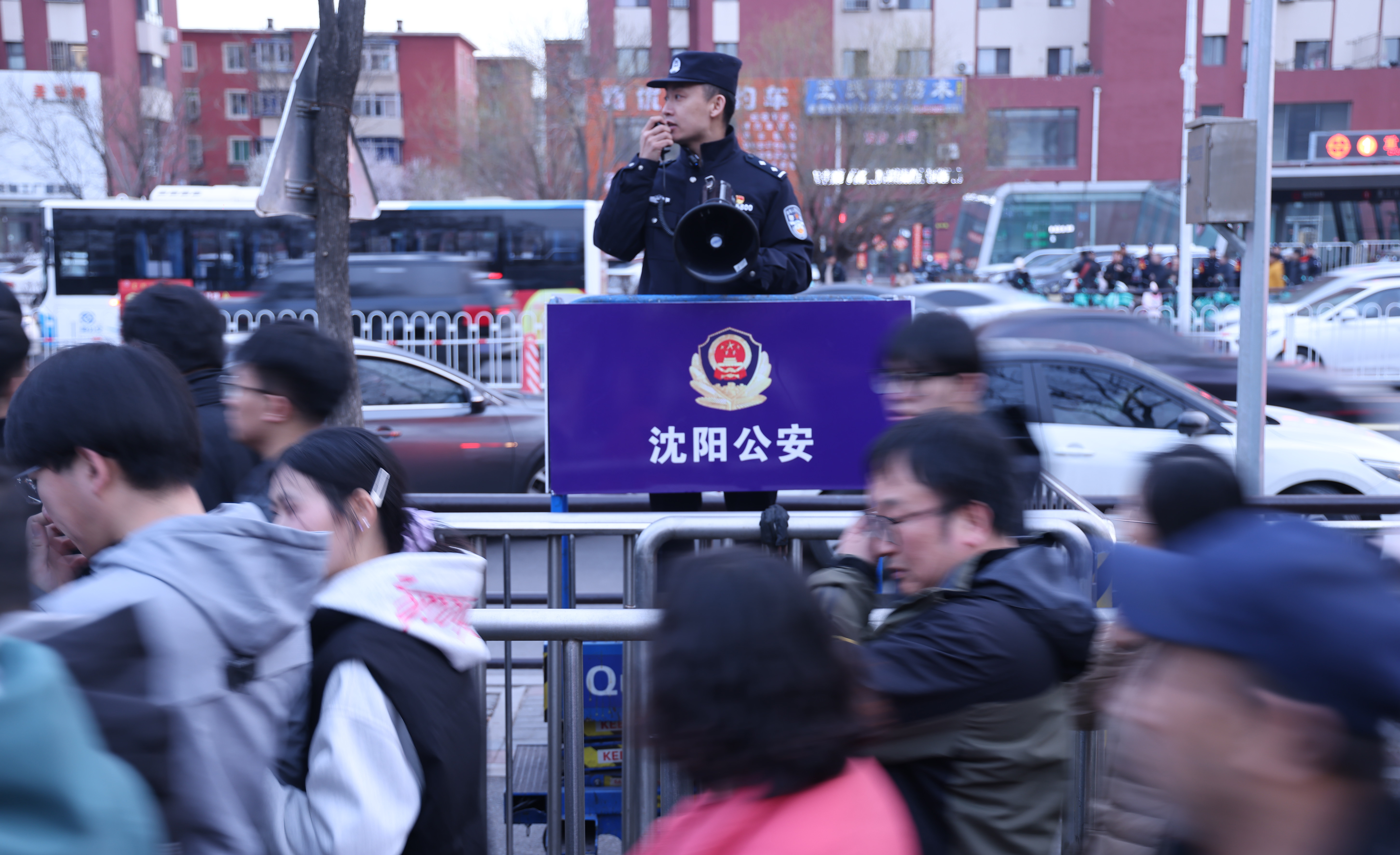 （01）2026年4月4日，中超辽宁铁人队主场赛后，沈阳市公安局公共交通治安管理分局应急指挥大队副大队长林桢岩通过大喇叭喊话方式疏导散场球迷。作者：刘海龙