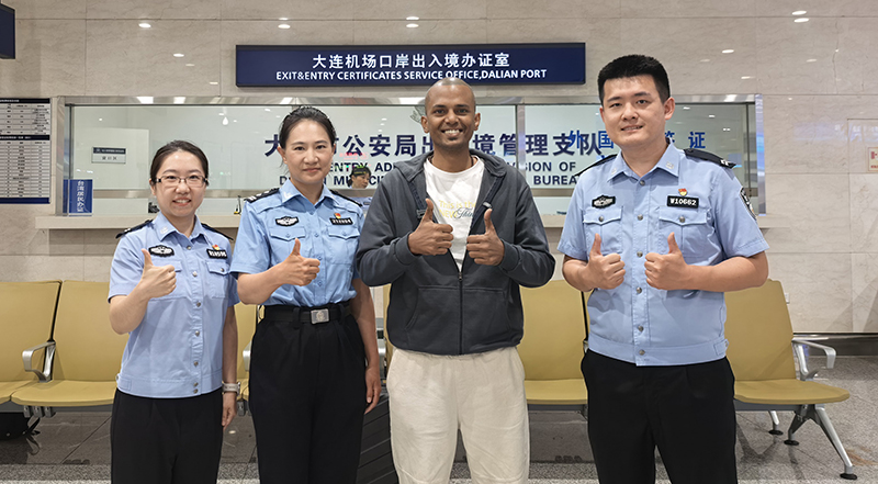 （03）2026年6月，夏季达沃斯论坛召开期间，大连市公安局出入境管理支队民警为与会嘉宾提供高质量出入境服务，获得与会嘉宾高度赞誉。作者：阎旭