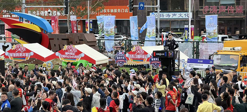 （04）2026年5月23日，东北超开幕，赛场内外，人流如织。沈阳市公安局铁西分局旅游警察在铁西体育场护航赛事平安。图为沈阳市公安局铁西分局启工派出所民警张翊晖在现场值守。作者：赵梓为