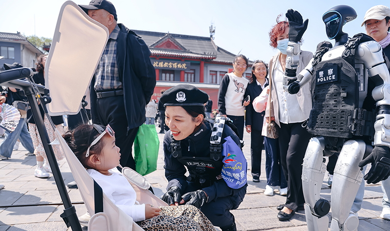 （06）2026年五一假期期间，沈阳市公安局沈河分局优化景区周边巡逻防控部署，女子巡逻队全员在岗执勤，携警用机器人、智能机器犬开展不间断巡防，以科技赋能筑牢景区安全防线。执勤民辅警在做好治安防控的同时，热情回应游客咨询，用心传递公安温度，全力保障游客出行平安有序。作者：张颢