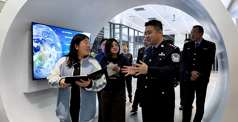 （08）2026年4月，在沈阳国际软件园知识产权基地，沈阳市公安局环食药侦支队民警丁海涛正在向来访的企业代表介绍基地基本情况，宣传知识产权保护相关法律法规。作者：朱小川