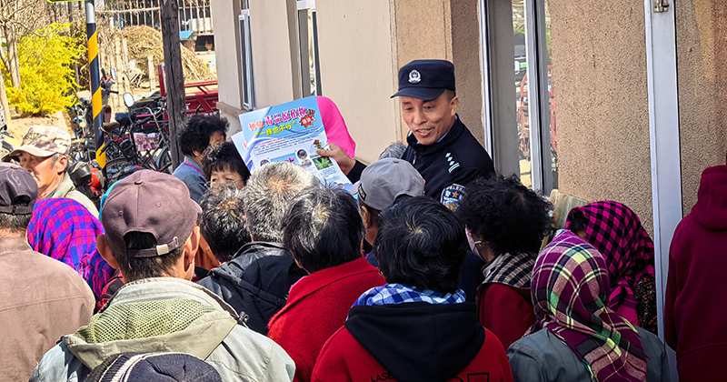 （13）2026年2月，大连市公安局金州分局民警来到辖区一线，向居民宣传禁种铲毒普法知识。作者：殷和飞