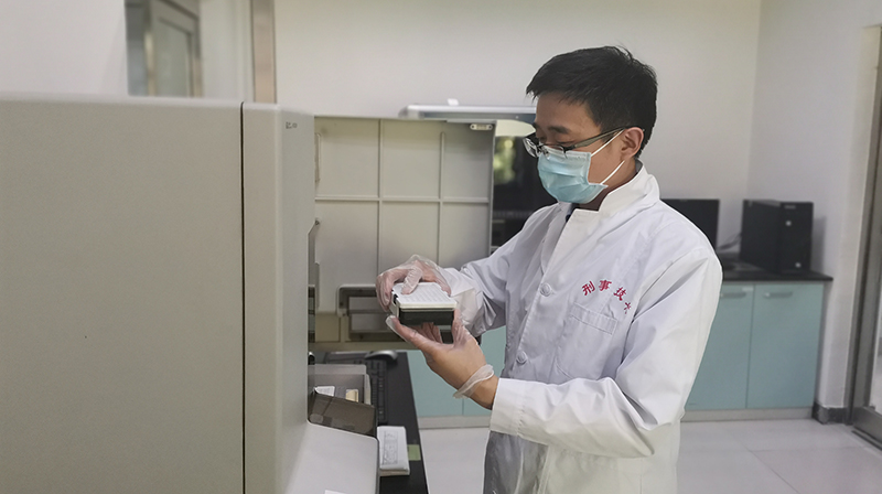 郭中云为确保结果准确无误对数据多次核验。