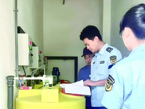 执法人员上门开展“一对一”专属排污许可专项帮扶指导。（受访单位供图）