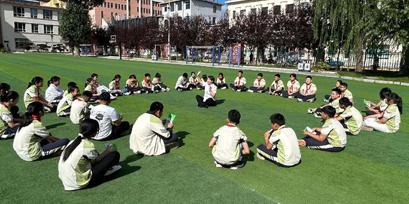 法治副校长带来的“草坪课堂”拉近了法治与青少年的距离。 （受访单位供图）