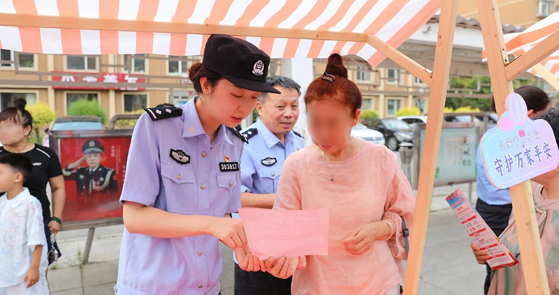 民警向群众介绍周六延时服务政策（受访单位供图）
