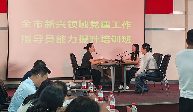 学员模拟日常工作接待和业务解答（受访单位供图）