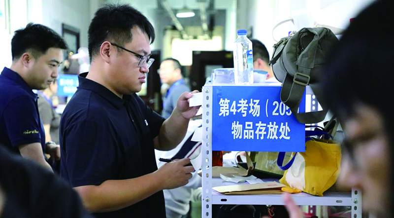辽阳考区设置专属存放柜，贵重物品实行实名登记、保管、归还闭环管理。