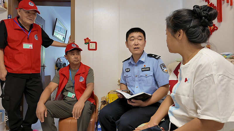 社区警务团队入户化解纠纷。 (受访单位供图)