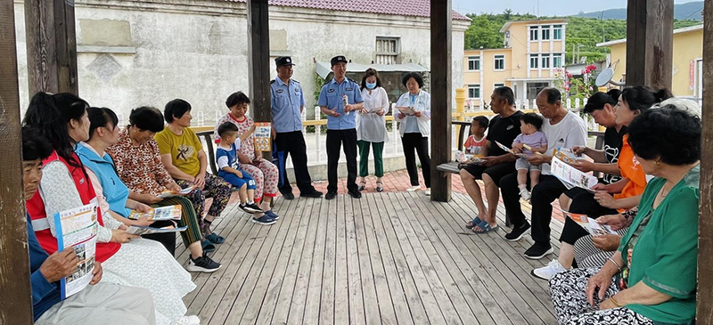 二题图，普法小庭院大讲堂开展禁毒知识和未成年人保护法宣传。（受访单位供图）