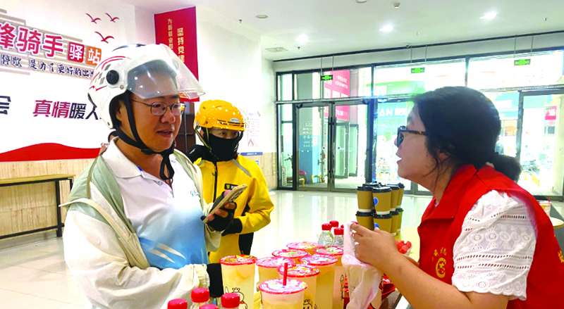 外卖骑手在营口万达爱心驿站休憩，免费领取冰镇柠檬水、冰镇西瓜消暑解渴。（受访单位供图）