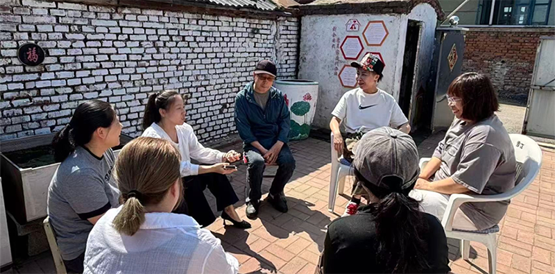 铁岭片，社区工作人员、网格员、党员代表与居民在庭院围坐，面对面交流。（受访单位供图）