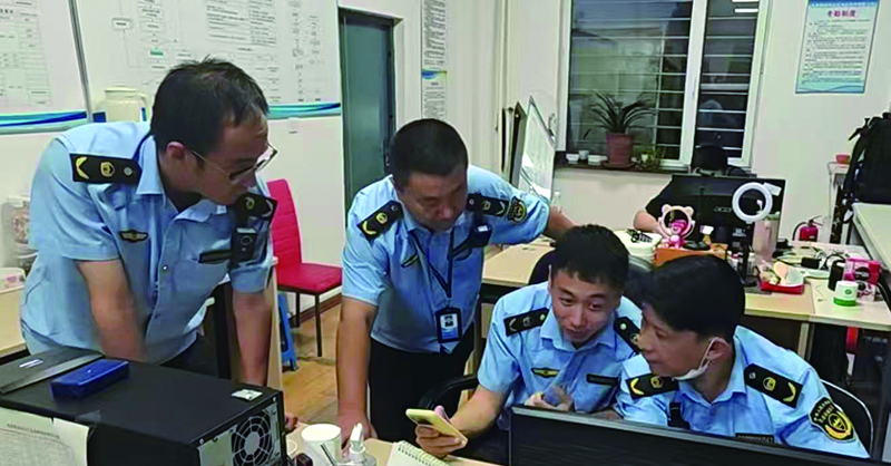 执法人员对机动车检验检测机构开展现场执法检查