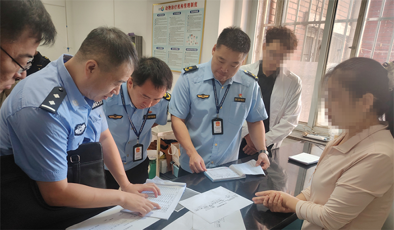 头题图，公安干警和农业农村局的工作人员正在联合对某兽药经营门店进行检查。