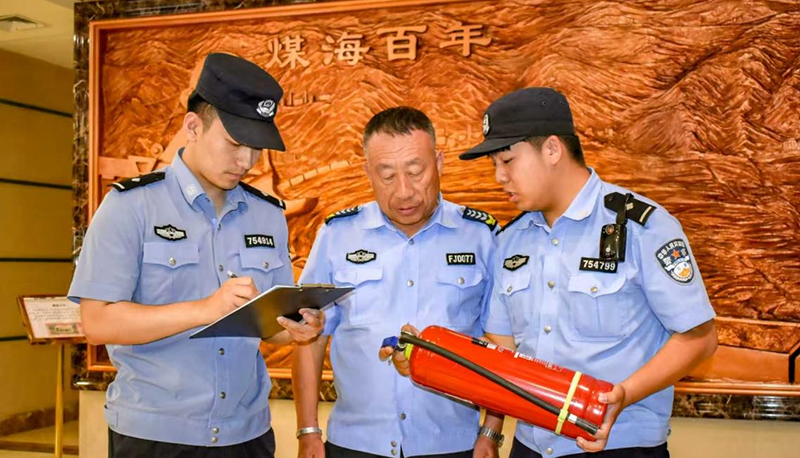 建设派出所民警深入辖区宾馆检查消防设施，排除安全隐患。崔玉佳 摄