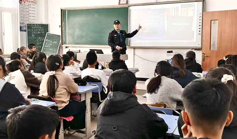夏仕琦给九寨学校师生讲普法和通识课。（受访者供图）