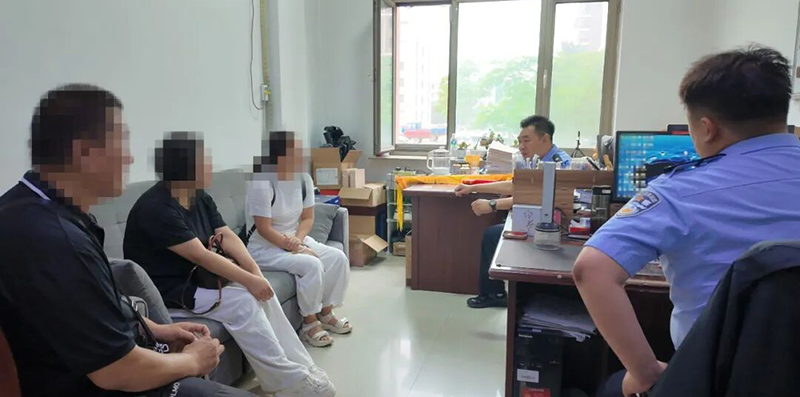1在民警的沟通下,门某终于和弟弟妹妹团聚。