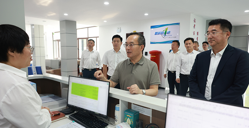 9月23日，省委常委、政法委书记郑艺（中）在葫芦岛市社会治安综合治理中心与工作人员深入交流。 本报记者 孟浩 摄