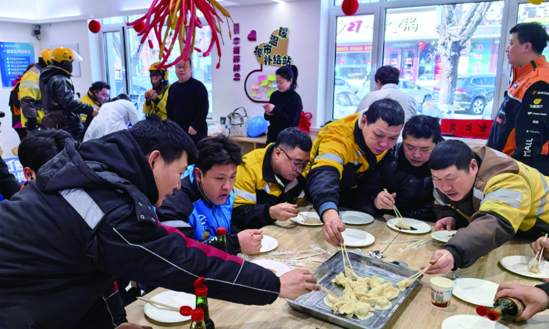 在海州区城市温暖补给站里，外卖小哥们吃上了热气腾腾的除夕饺子。（受访单位供图） 拷贝