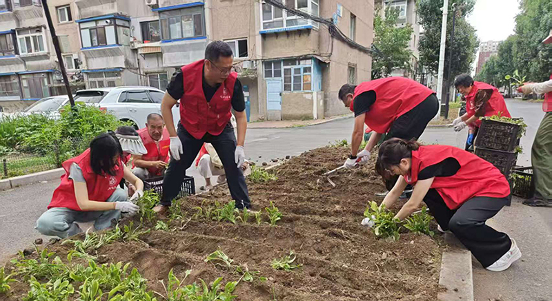 街道领导班子带领社区工作者、志愿者在园区植绿增绿（受访单位供图）