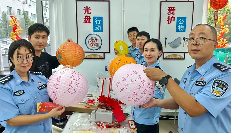 民警一起动手布置活动现场。 （受访单位供图）