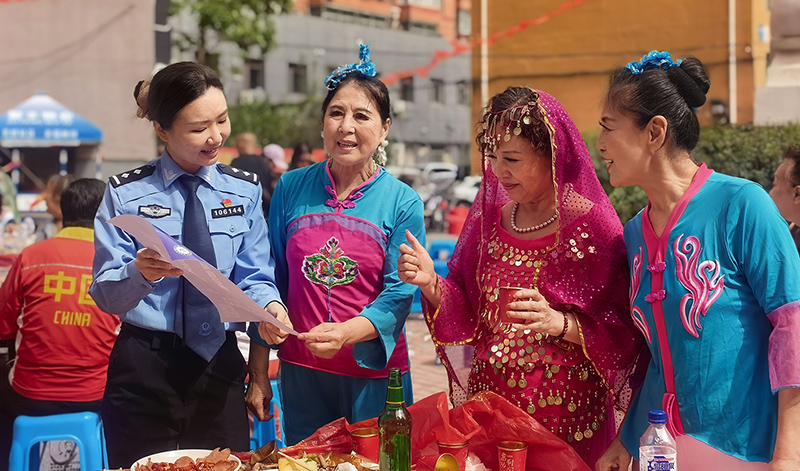 民警在活动现场宣传反诈。 （受访单位供图）