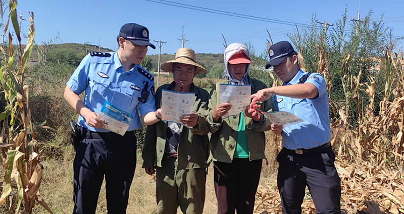 连山公安分局民辅警在田间普法。阮志友 郑子超摄