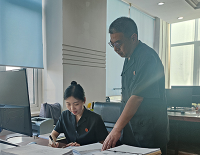 张冬（右）、法官助理于佳玉
