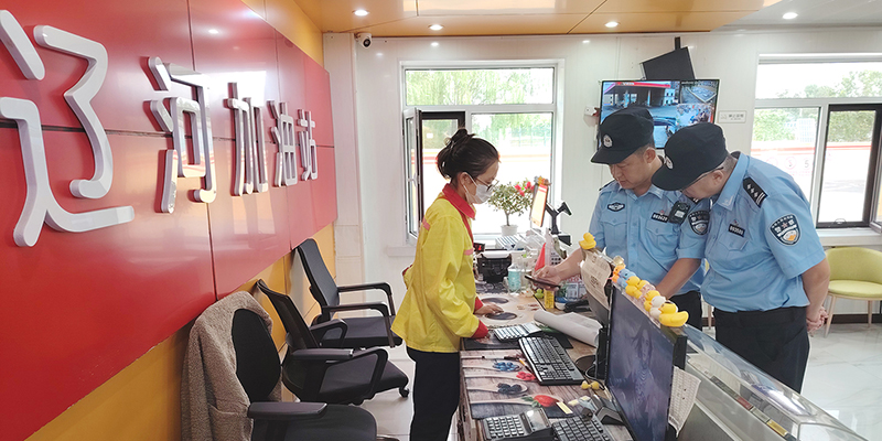 民警开展安全检查（受访单位供图）
