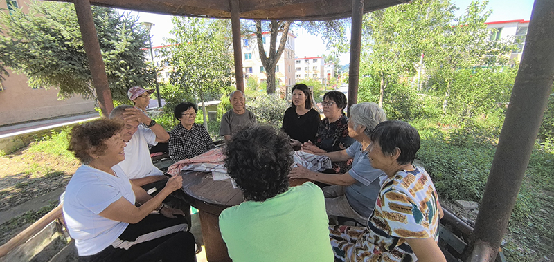 老旧凉亭焕新颜，居民们在修缮一新的凉亭里唠家常。（受访单位供图）