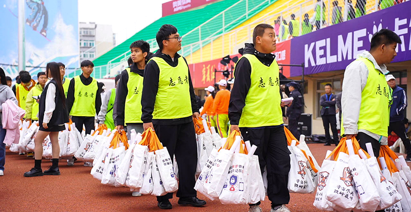 看台引导岗志愿者进行赛事宣传物料分拣搬运、发放