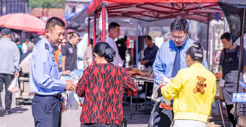 民警在集市普法 郭宏伟摄