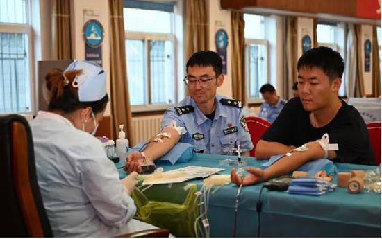 三题图，民警职工参加献血。刘文琳 摄